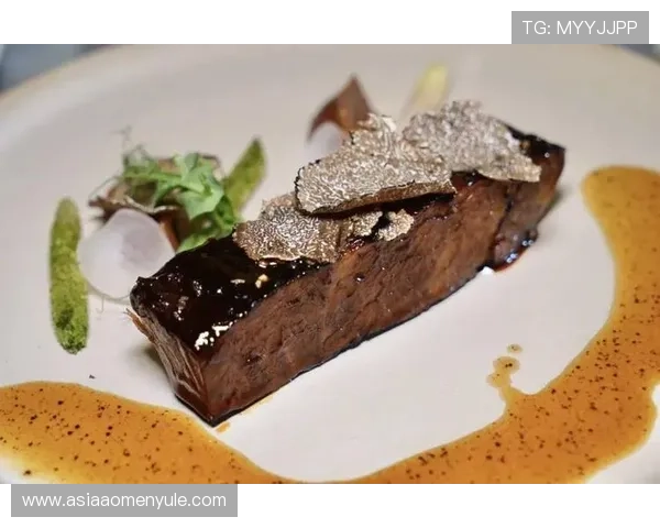 澳门新壕天地的高端会所和精致美食，让您尽享尊贵奢华的尊崇享受